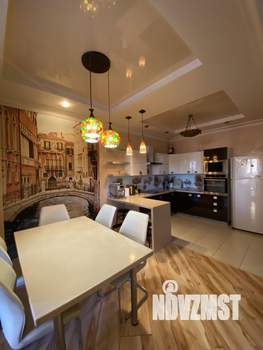 Таунхаус 300м&sup2;, 3-этажный, на длительный срок, 