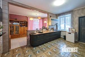 Дом 376м&sup2;, 3-этажный, участок 10 сот.  