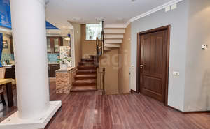 Дом 342м&sup2;, 3-этажный, участок 10 сот.  