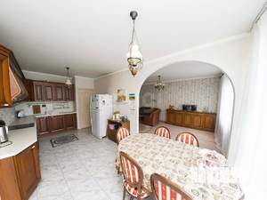 4-к квартира, вторичка, 142м2, 3/5 этаж